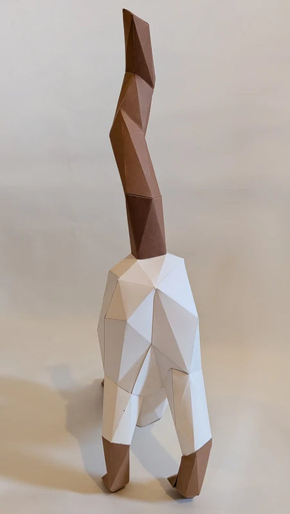 Détail de la queue dressée d'un chat en papercraft, précision du montage et du papier premium.