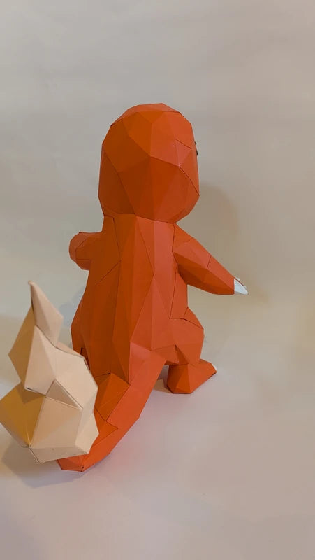 Vue arrière de la figurine Salamèche en papercraft, structure origami low poly orange.