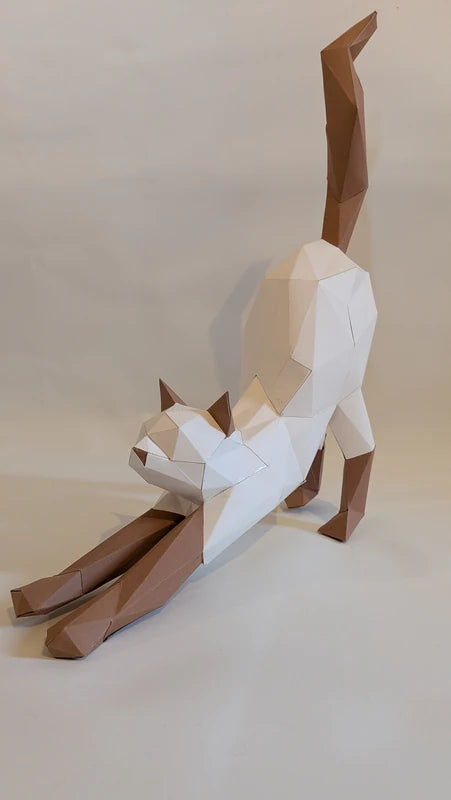 Sculpture en papier 3D d'un chat qui s'étire, kit DIY papercraft animal blanc et marron.