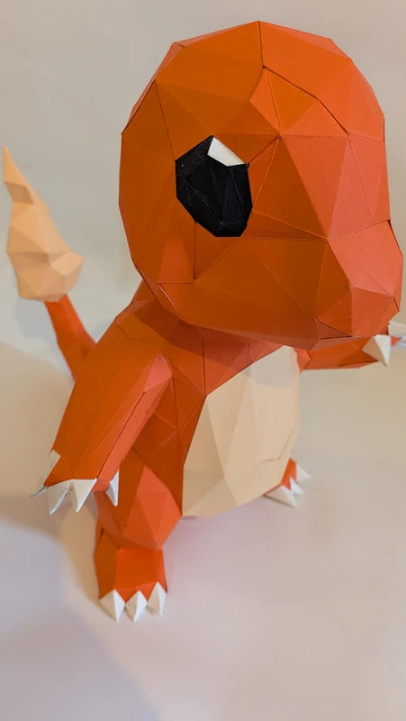 Vue de dessus de Salamèche en papercraft, rendu du papier premium orange et blanc.