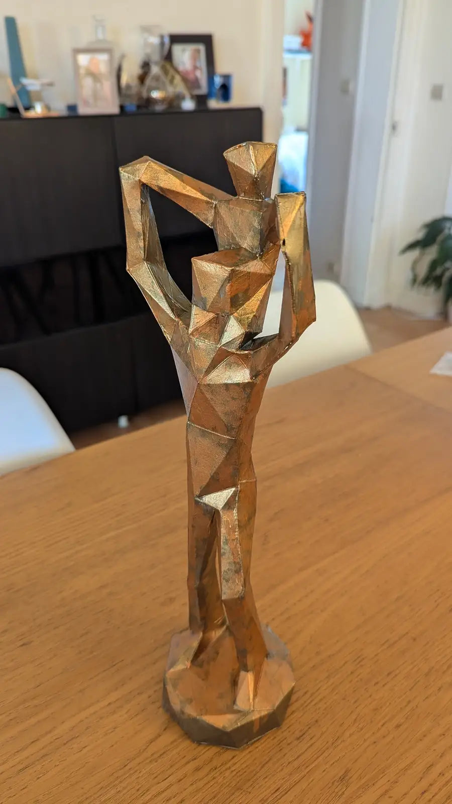 papercraft père et enfant – sculpture familiale en papier