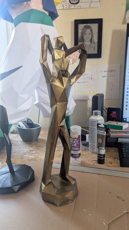 papercraft père et enfant – sculpture familiale en papier