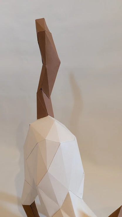 Vue arrière de la sculpture chat en papier, montrant les facettes géométriques du style low poly.