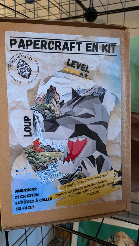 packaging du kit papercraft tete de loup de chez paper in events