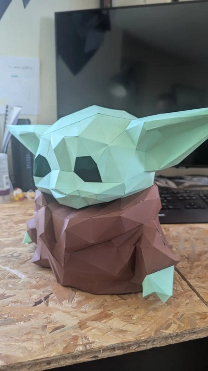 Figurine en papercraft low poly de Grogu (Baby Yoda) vue de profil gauche