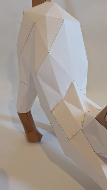Zoom sur les plis et l'assemblage du corps d'un chat en papier, kit DIY haute qualité au Havre.