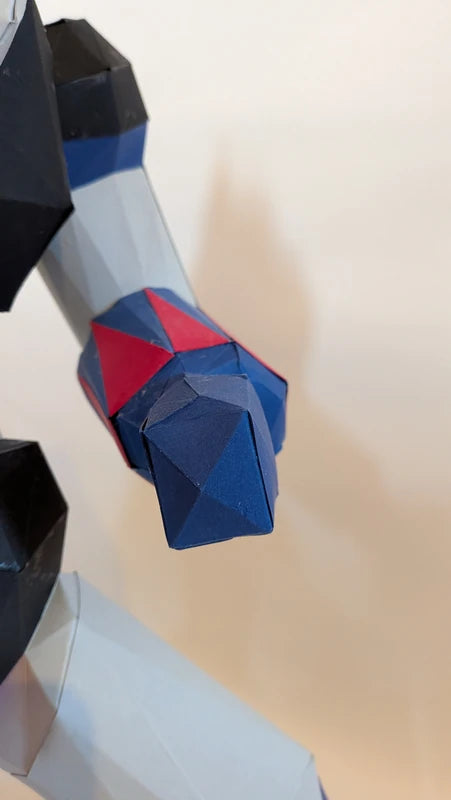 Gros plan sur la main fermée de Goldorak en papier bleu, kit de loisir créatif de qualité.