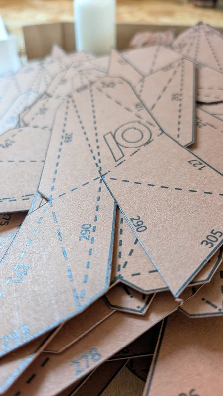 zoom sur les pièces du kit papercraft de la tête de cerf avec découpage minutieux