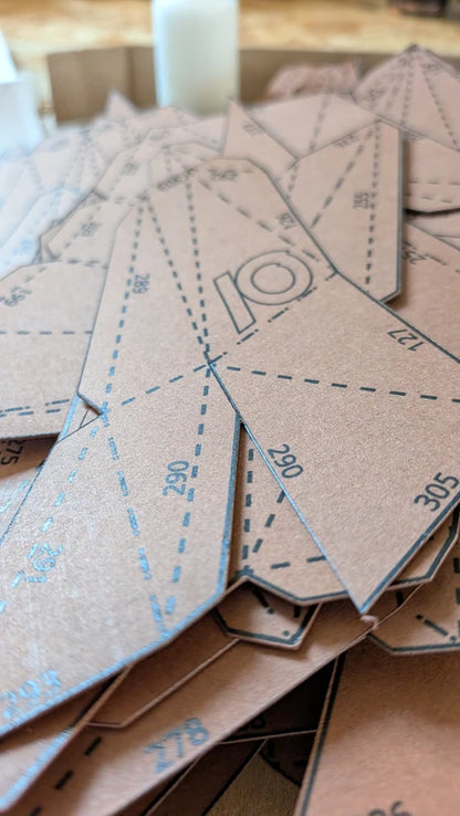 zoom sur les pièces du kit papercraft de la tête de cerf avec découpage minutieux