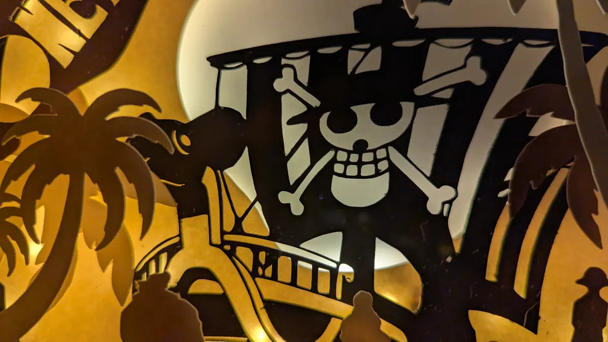 Zoom sur le bateau Thousand Sunny dans la lightbox One Piece – découpes fines et profondeur des différentes couches de papier
